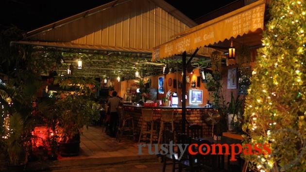 Huiswerk Onderhoud boog Mr Grill Restaurant, Siem Reap - review by Rusty Compass